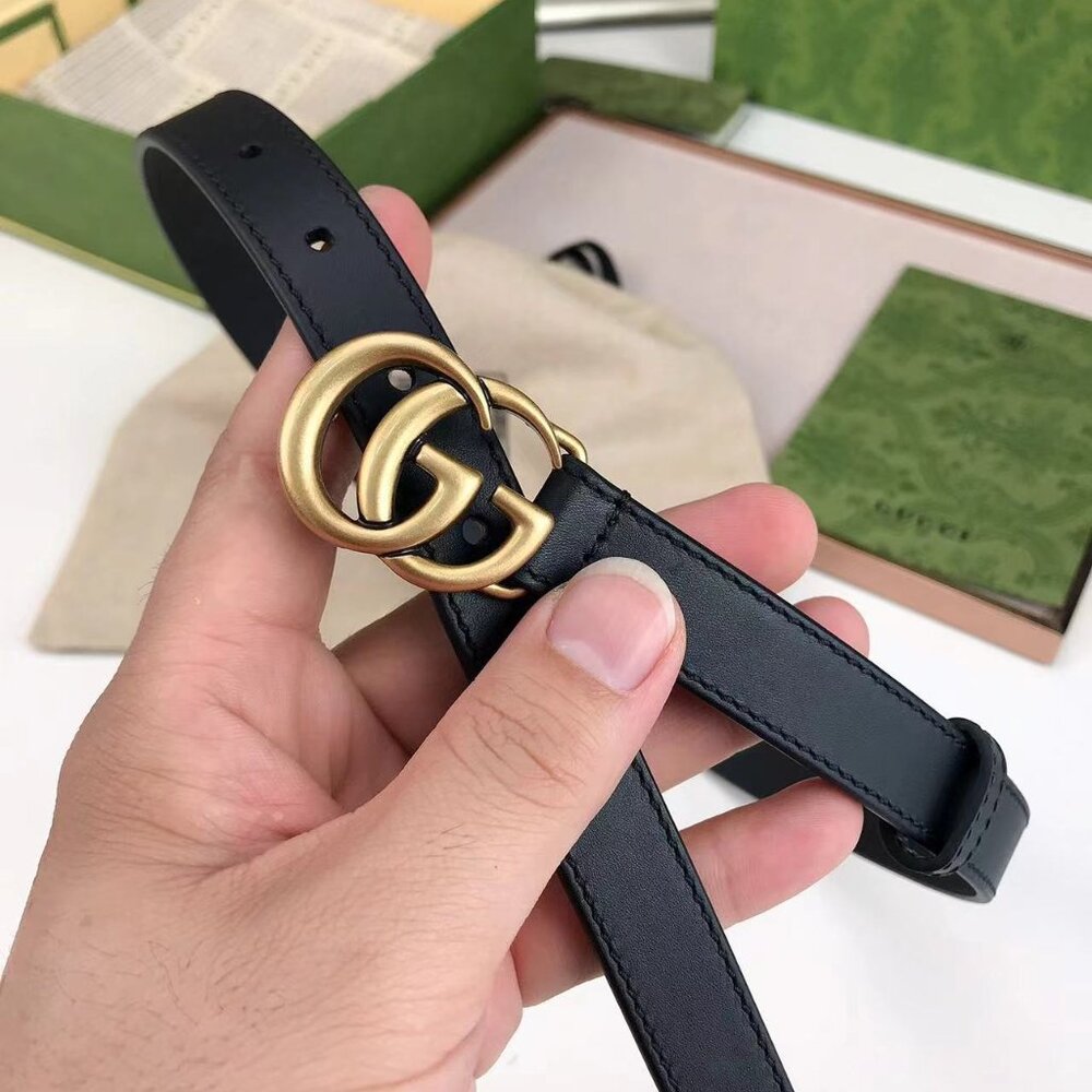 Gucci Elegant Red Leather Belt with Gold Buckle - Picture 6 of 6